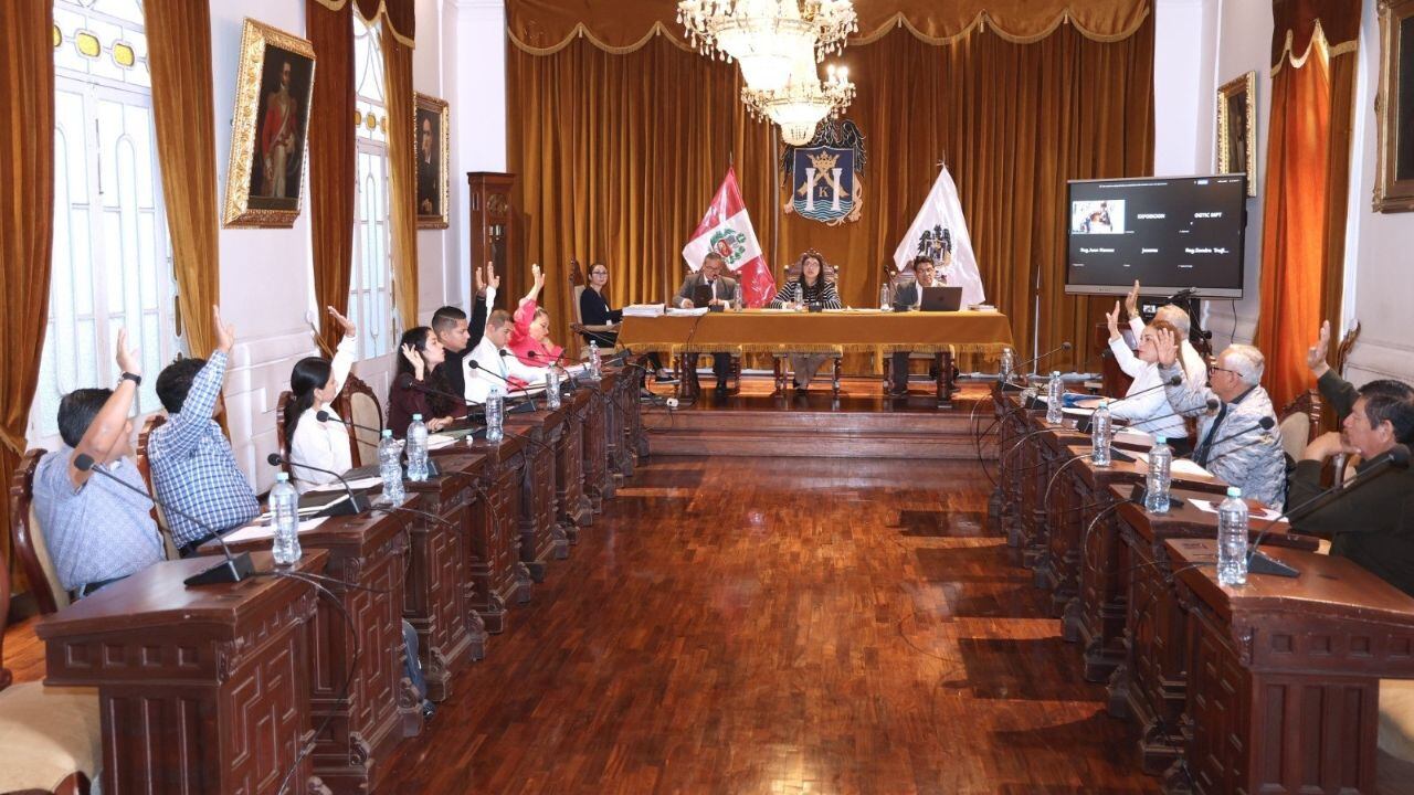 Concejales lo emplazan para que no continúe obras sin la autorización de empresa y para que responda por una presunta injerencia suya en esa entidad.