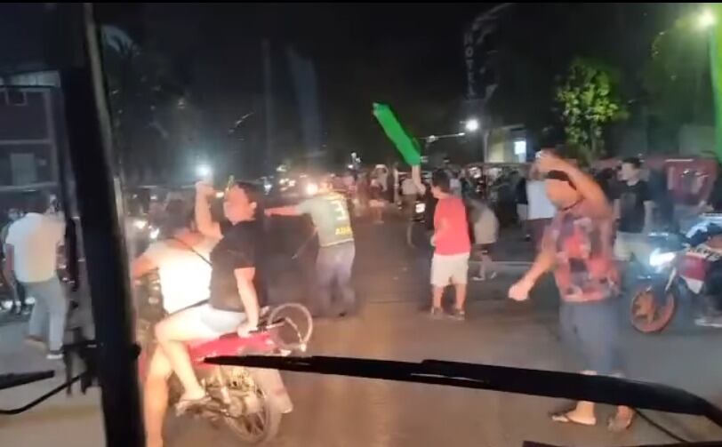 Cientos de hinchas hostigaron a la delegación que llegó para enfrentar hoy al ADA en Jaén.