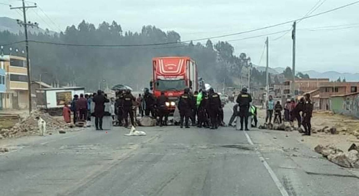 Un grupo de pobladores (aproximadamente 20), bloqueó por el lapso de una ahora el paso en la vía Cusco - Apurímac, en la provincia de Anta.