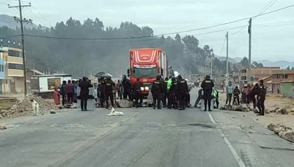 Un grupo de pobladores (aproximadamente 20), bloqueó por el lapso de una ahora el paso en la vía Cusco - Apurímac, en la provincia de Anta.