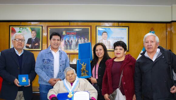 En la foto Dora Alicia Benavides Ochoa junto al alcalde de Puno y parte de su familia. Foto/Difusión.