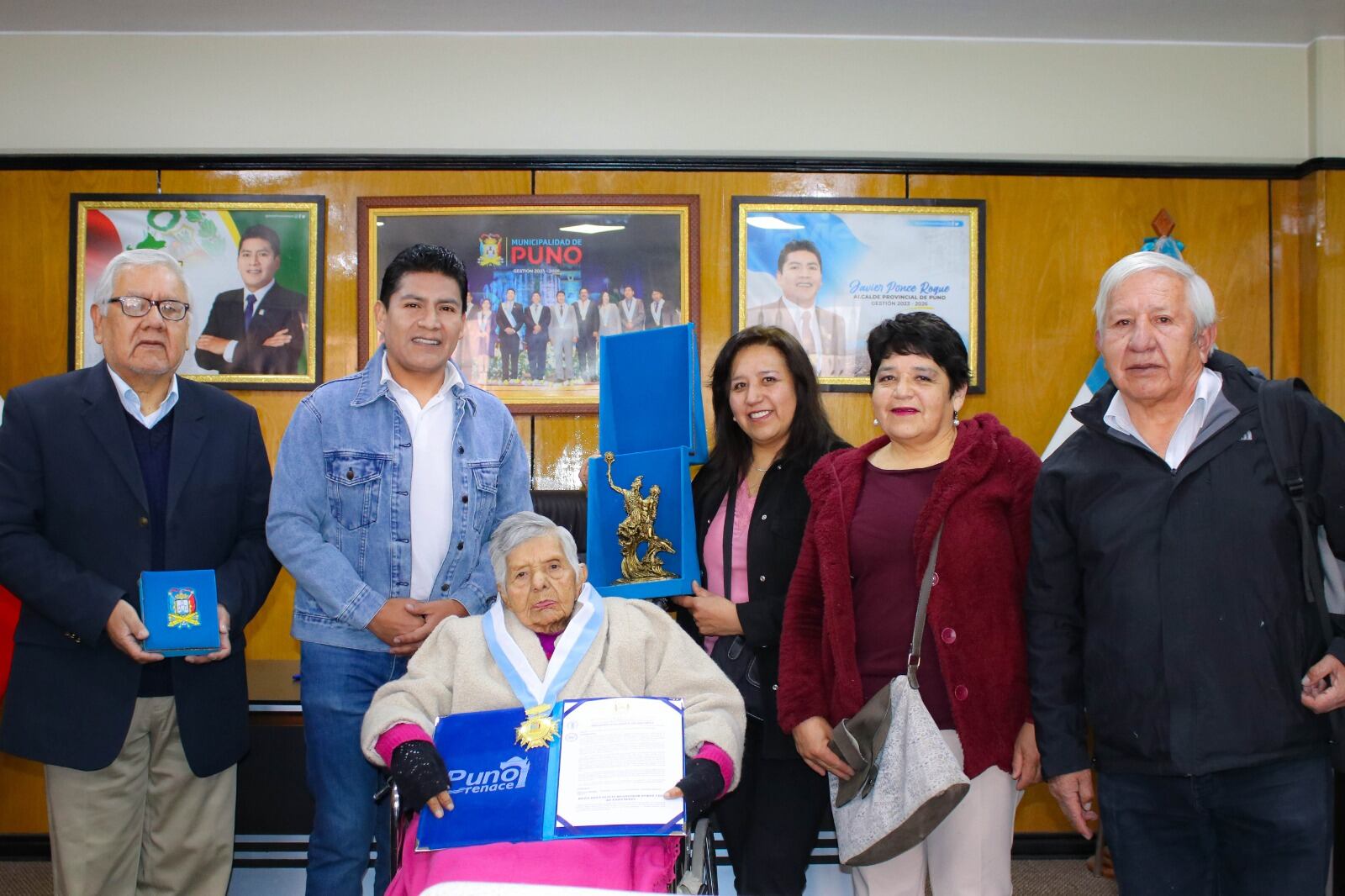 En la foto Dora Alicia Benavides Ochoa junto al alcalde de Puno y parte de su familia. Foto/Difusión.