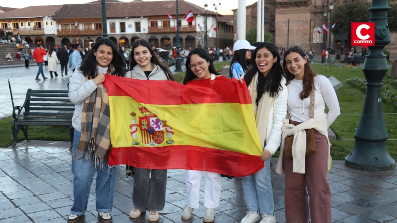 Españoles celebran el título mundial de fútbol en la Plaza Mayor de Cusco (FOTOS-VIDEO). Fotos: Correo.
