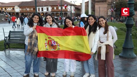 Españoles celebran el título mundial de fútbol en la Plaza Mayor de Cusco (FOTOS-VIDEO)