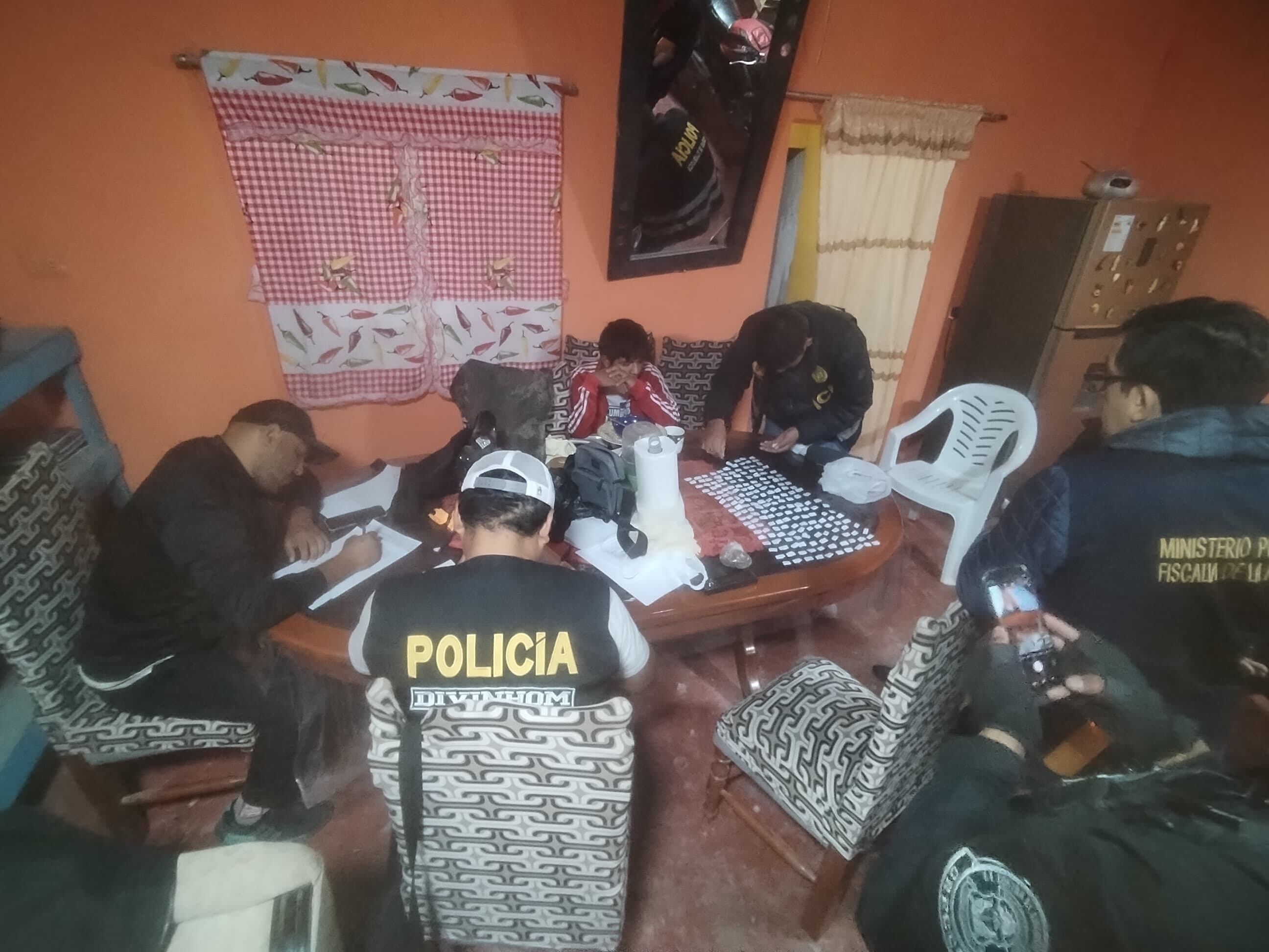 La Policía encontró armas de fuego, drogas, municiones, equipos celulares y una mototaxi durante la intervención en las viviendas