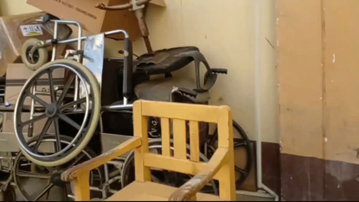 Chatarra en los pasillos del hospital Las Mercedes.