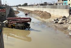 Avenidas de agua retrasan obras en el río Ica y estancan maquinaria pesada