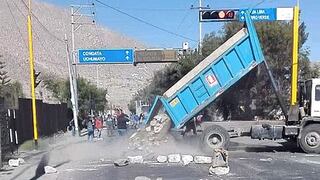 ​Camión descarga piedras para bloquear vía en Arequipa (VIDEO)