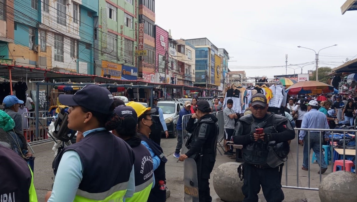 Serenos, policías e informales continúan en peleas.