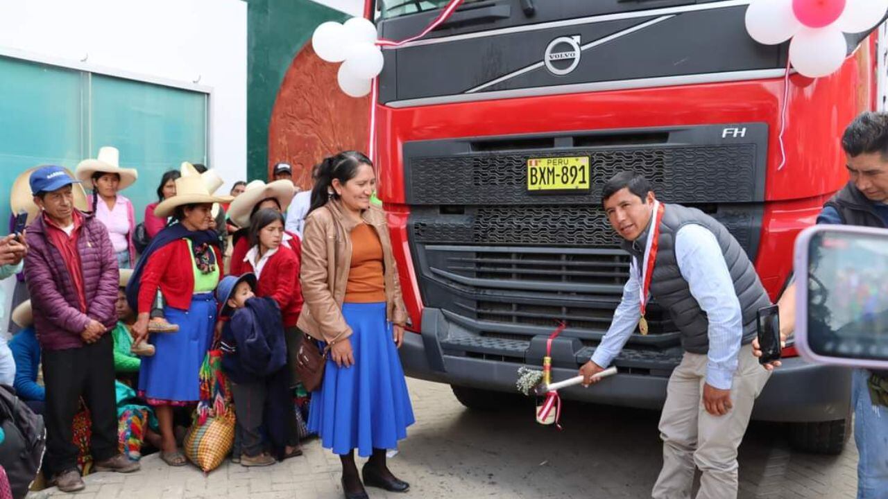 Alcalde Gilmer Vásquez gestionó la adquisición de un camión Volvo, una carrocería, un remolque y un minibús con una inversión de 1 millón 149 mil 336 soles.