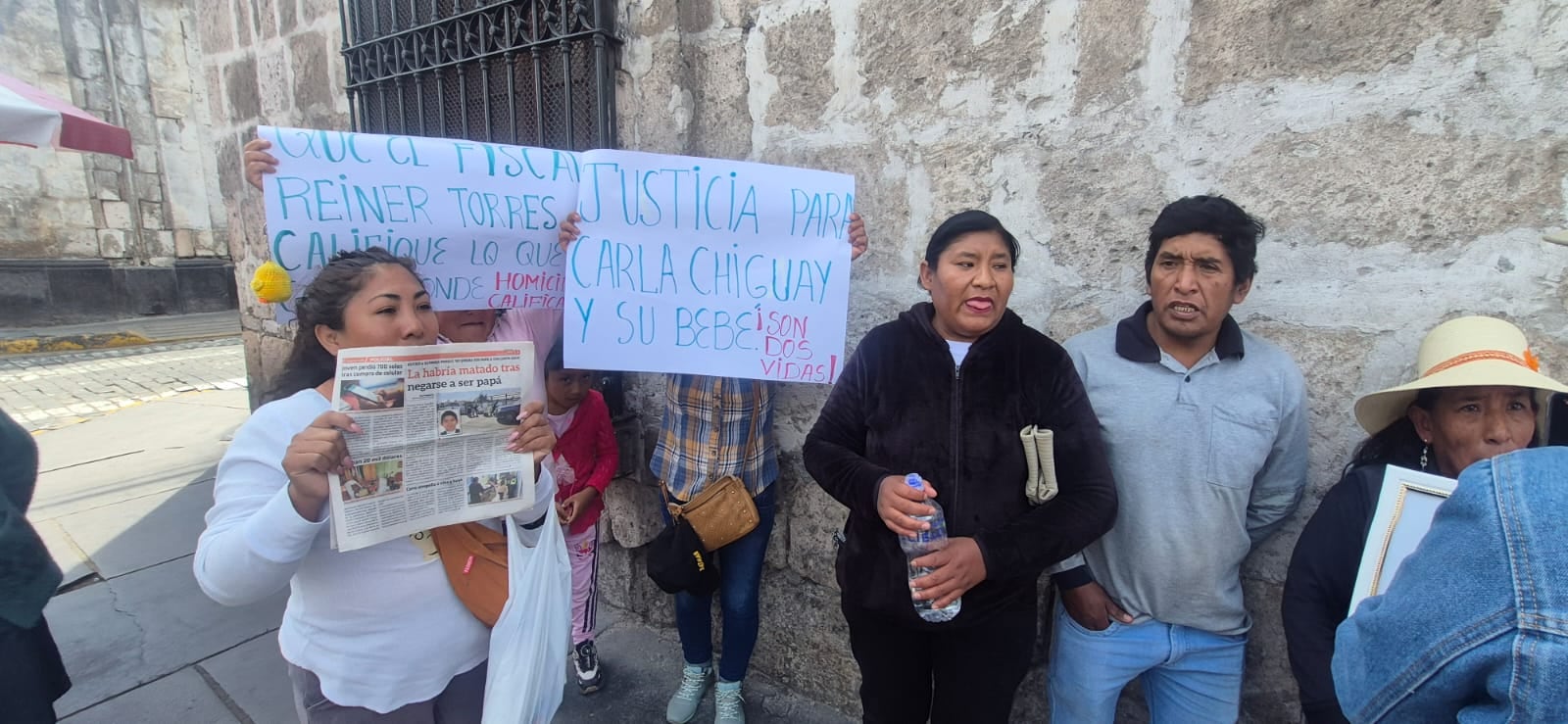 Parientes de Carla Chiguay protestan y rechazan que el caso sea tratado como homicidio (Foto: Pedro Torres/@photo.gec)