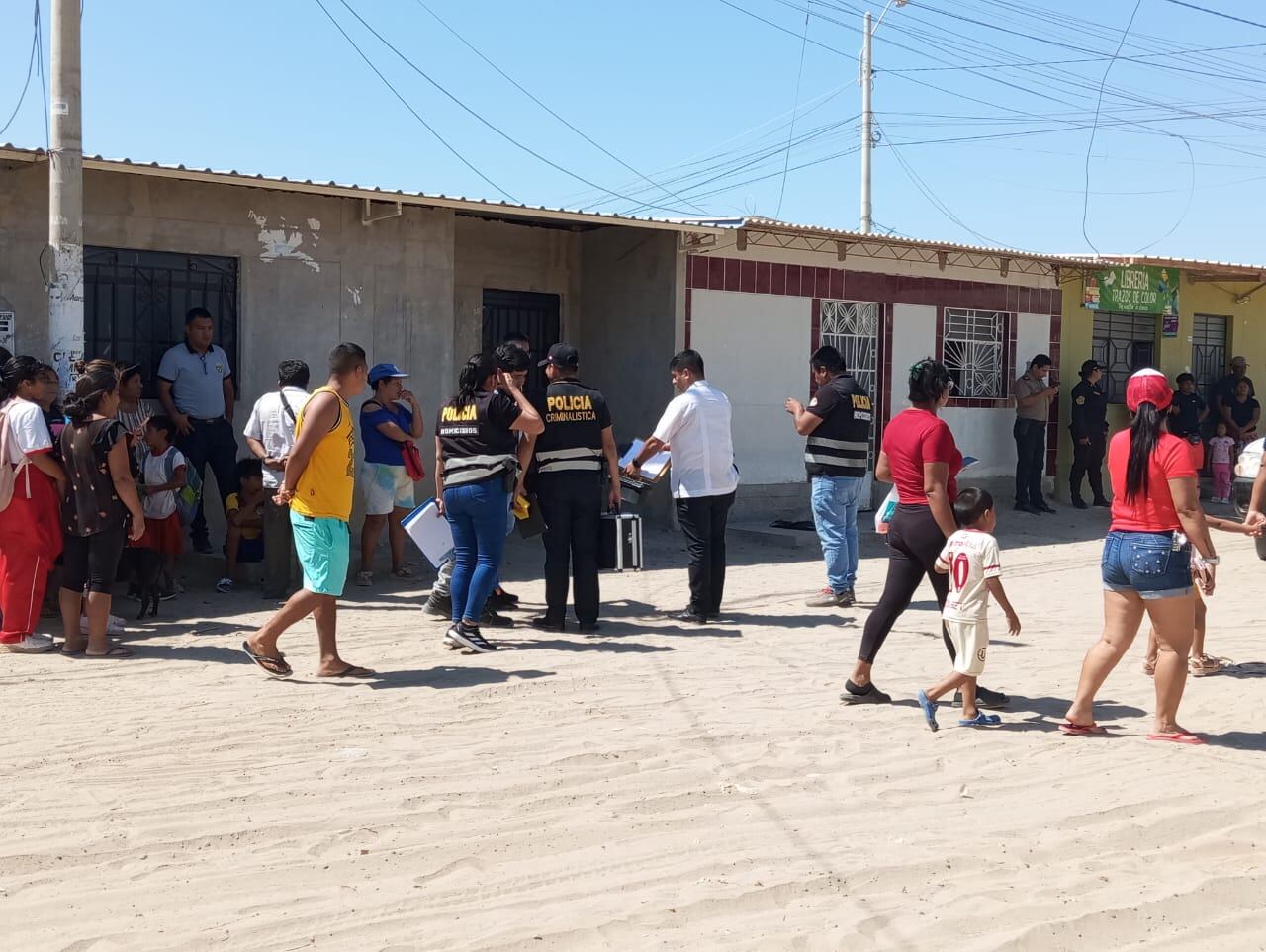 La víctima tenía un hijo con el presunto asesino. Los familiares y vecinos de la mujer piden justicia y detener al sujeto que acabó con la vida de Teresa Velásquez