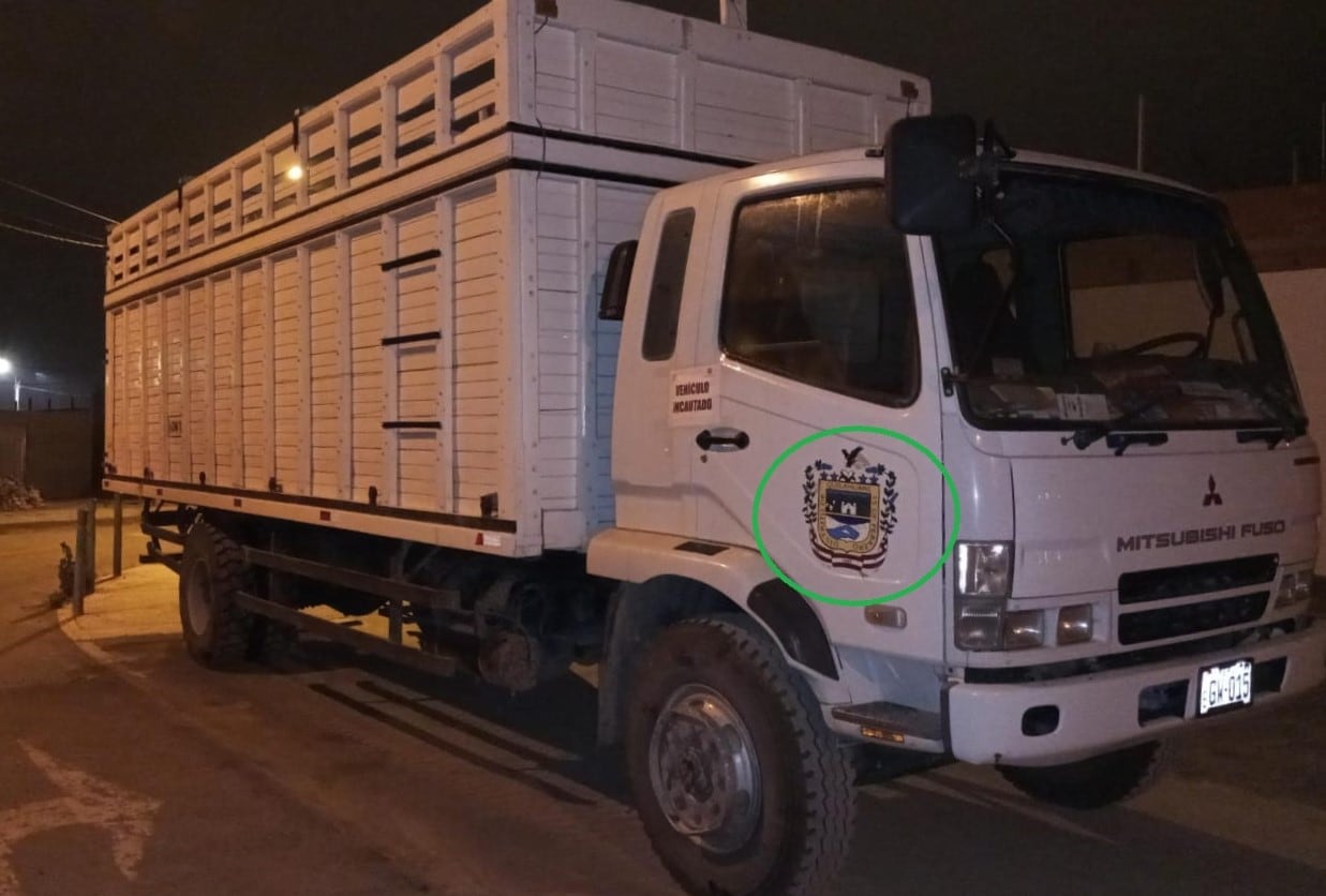 Vehículo de placa EGW-015 en la sede de la Policía Anticorrupción.