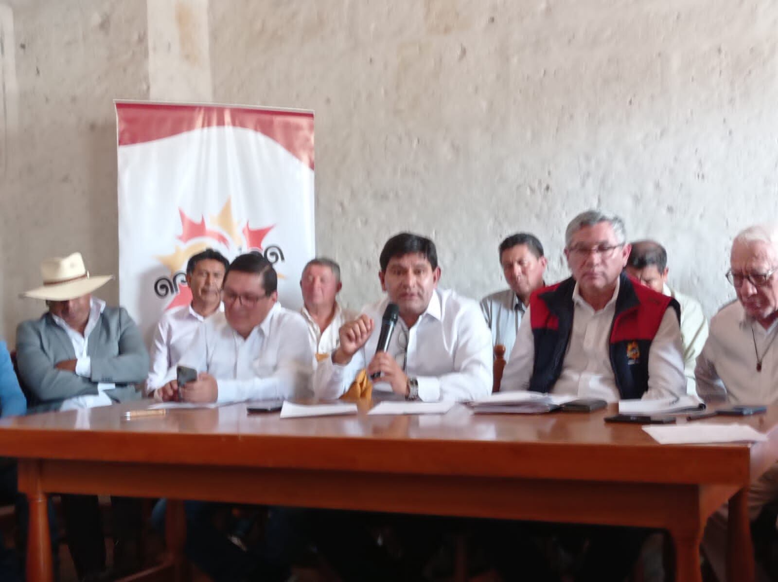 Gobernador de Arequipa informó caducidad en conferencia de prensa. (Foto: Yorch Huamaní)