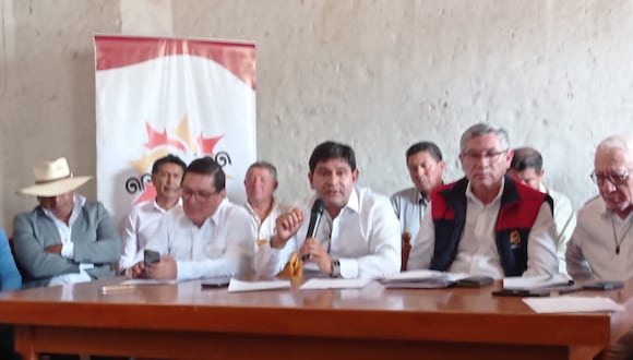 Gobernador de Arequipa informó caducidad en conferencia de prensa. (Foto: Yorch Huamaní)