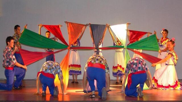 Festival une danzas de India con Colombia, México y Perú