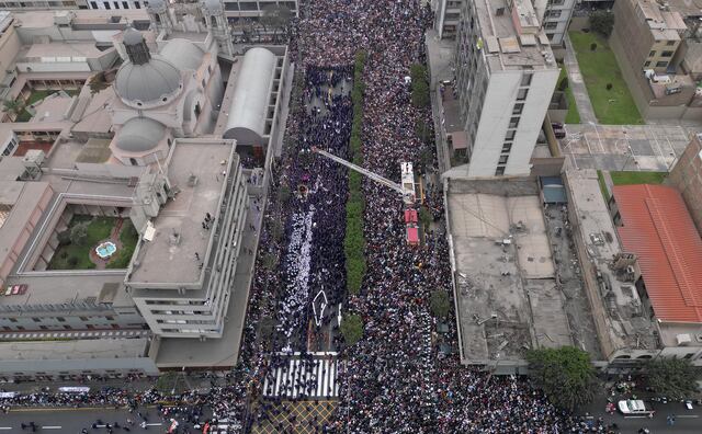 Multitudinaria primera salida del Señor de los Milagros en el Centro de Lima