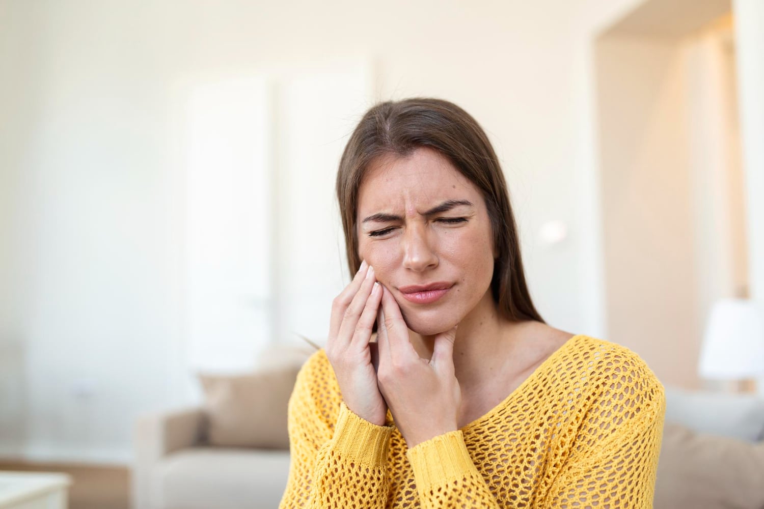 El rechinamiento involuntario de los dientes, asociado con frecuencia al estrés y la ansiedad, puede provocar desgaste dental, dolores de cabeza y trastornos del sueño si no recibe tratamiento oportuno.