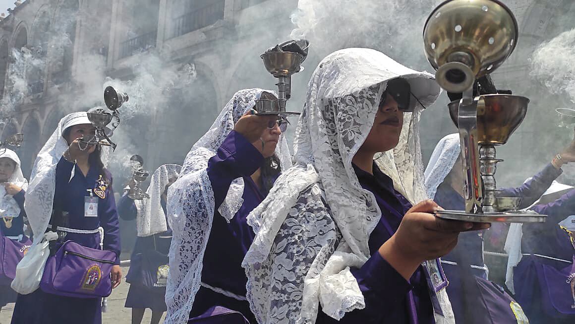Devotas con sahumerios en mano para acompañar al Señor de los Milagros. (Foto Nelly Hancco)