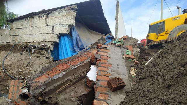 Lluvia en Arequipa: Muro de contención de grifo colapsó y agua dañó estructura de vivienda (VIDEO)