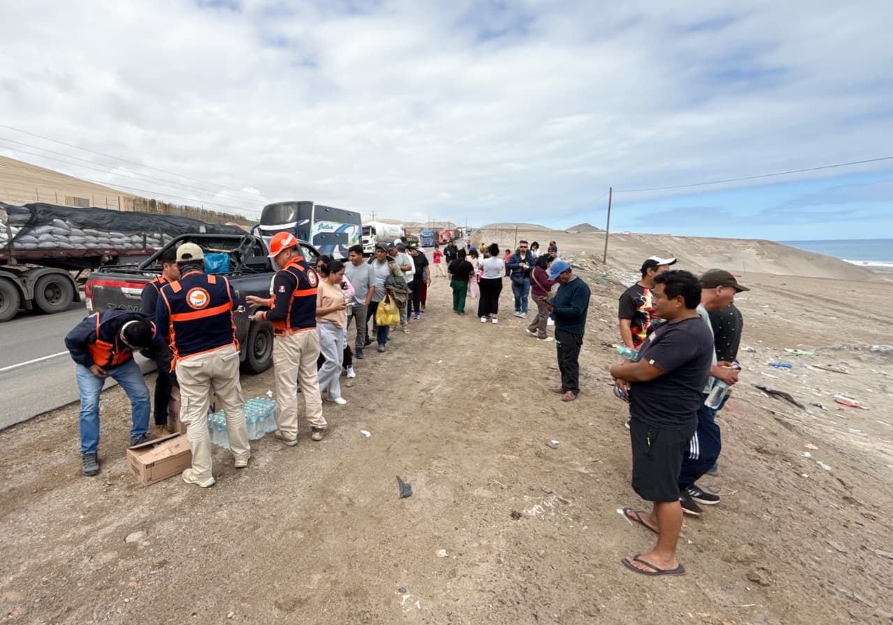 Gobierno Regional de Arequipa distribuye agua y galleta para pasajeros varados en la Panamericana Sur (Foto: Gobierno Regional)