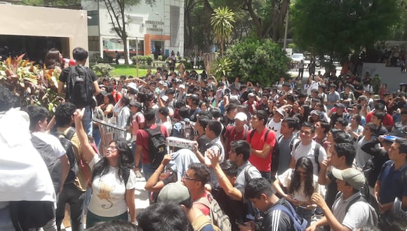 Estudiantes protestan por el aumento de las tarifas y acusan a allegados del rector de la UNP de subir el monto de la matrícula, comedor universitario y otros derechos. Los alumnos señalaron que seguirán protestando.