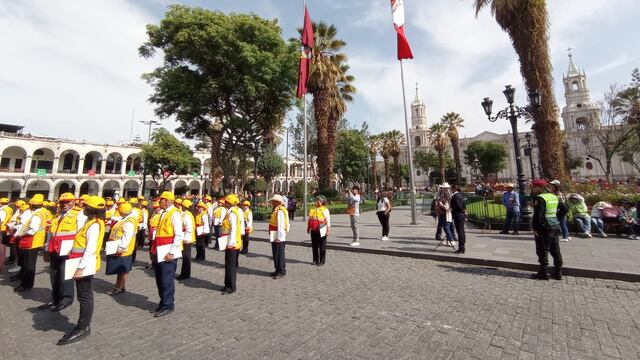 Integrantes de las juntas vecinales de Arequipa participan en el desfile de honor en la Plaza de Armas (VIDEO)