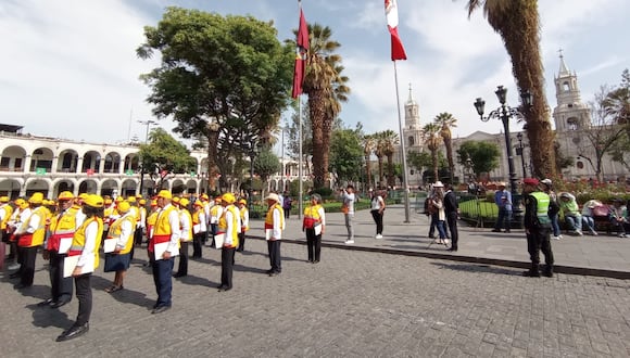 Se estima que en el país hay 17 mil 454 juntas vecinales y comités vecinales. Un gran grupo desfiló en Arequipa. (Foto: Yorch Huamaní)