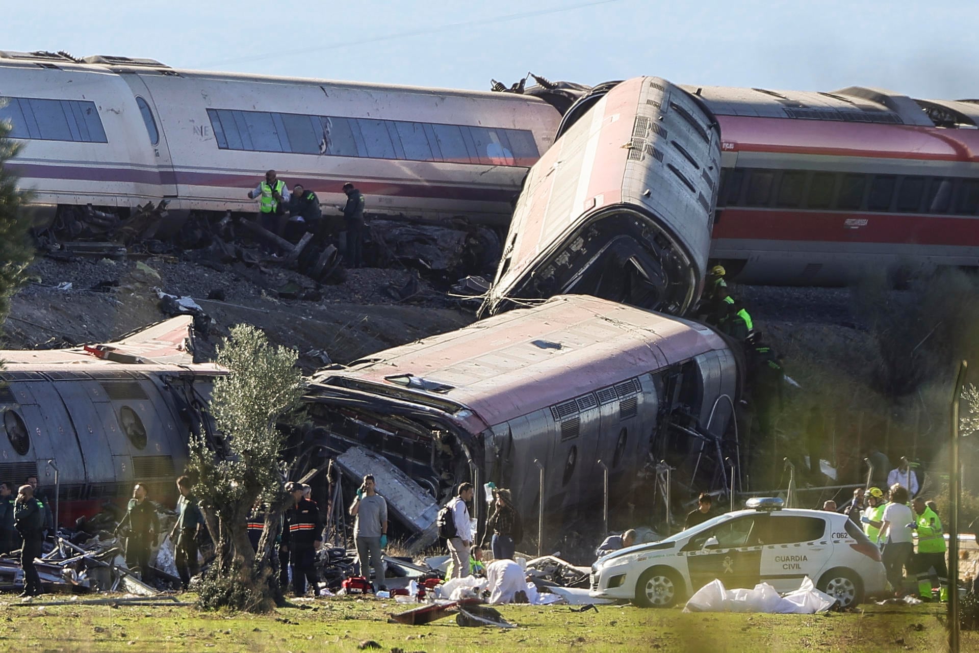 Dos trenes de alta velocidad, uno de Renfe y otro de Iryo, colisionaron a la altura de la estación de Urda, Toledo, España. (EFE/Ismael Herrero).