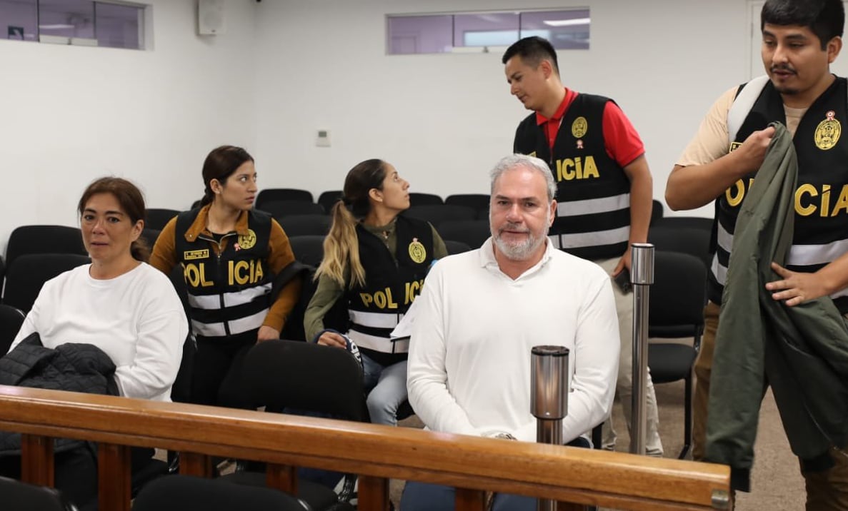 Empersaria Sada Goray y periodista Mauricio Fernandini en audiencoa de control de identidad (Foto: Poder Judicial).