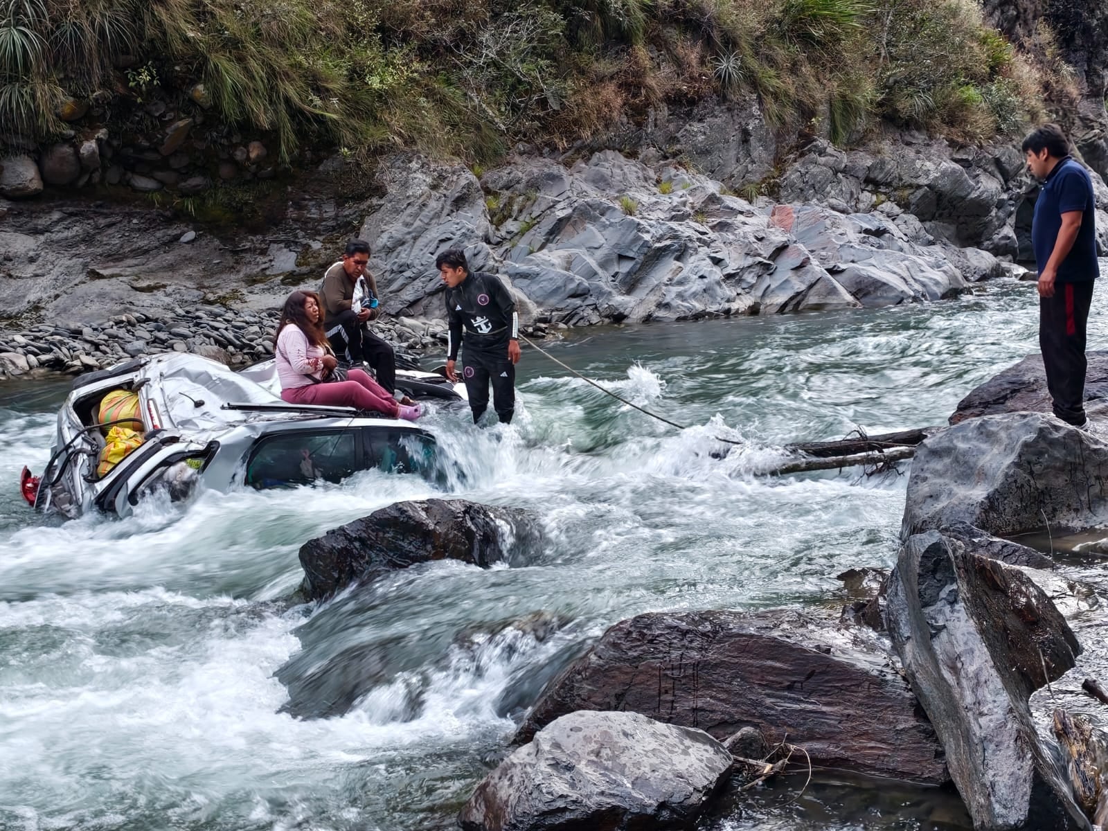 Equipos de serenazgo, Policía y personal de salud participaron en el rescate de tres ocupantes de una camioneta que cayó al río Inambari, en la provincia de Sandia. En un hecho distinto, un choque entre un automóvil y un tráiler dejó una víctima mortal en Pomata.