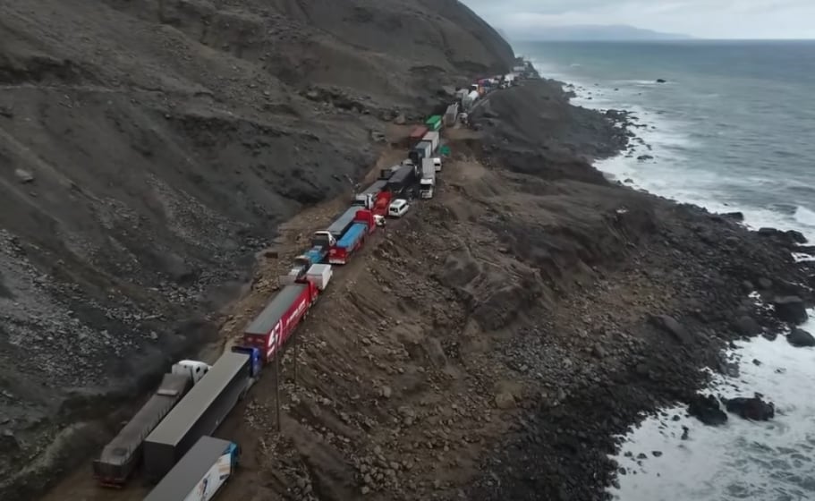 Vehículos varados en la Panamericana Sur, en Atico