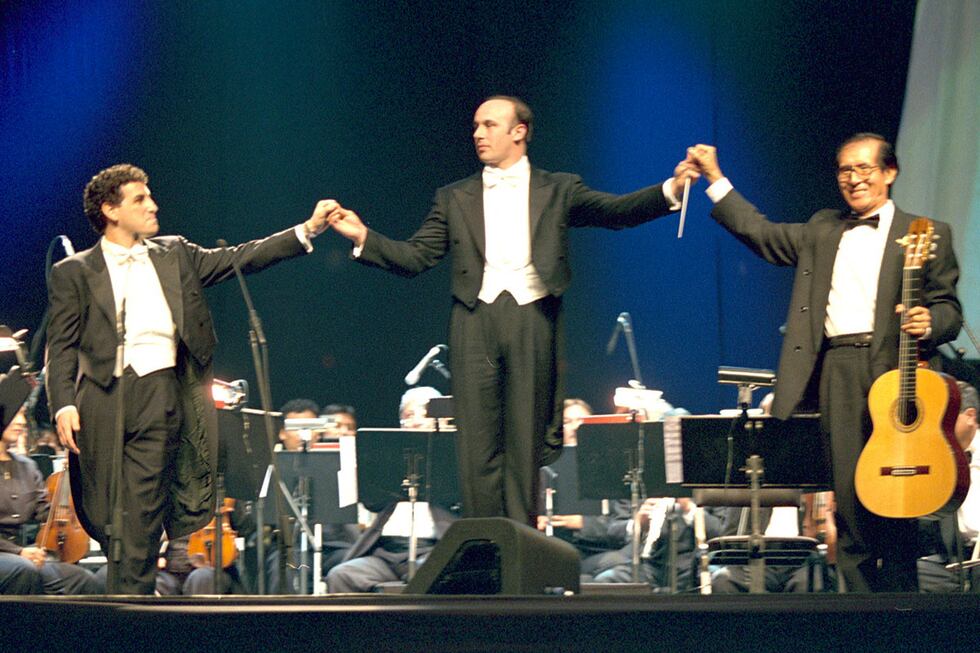 En 1973 viaja al extranjero representando a nuestro país, primero a Estados Unidos, luego a Latinoamérica y a Europa, donde dio a conocer nuestra cultura musical a través de la danza, el canto y la música, con el grupo 'Perú Folklórico'. En 1983 trabajó en Canal 9 como productor del programa 'Mi Perú'. En 1985, ingresó al canal del estado, como director musical del programa 'Puro criollismo', que más adelante se llamó ‘Noche de gala peruana’ y ´luego ‘Noche de gala criolla'.