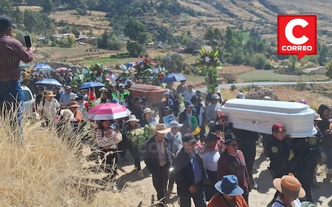 En medio del dolor y la devastación familias entierran a víctimas del sismo en Pumpunya (FOTOS)
