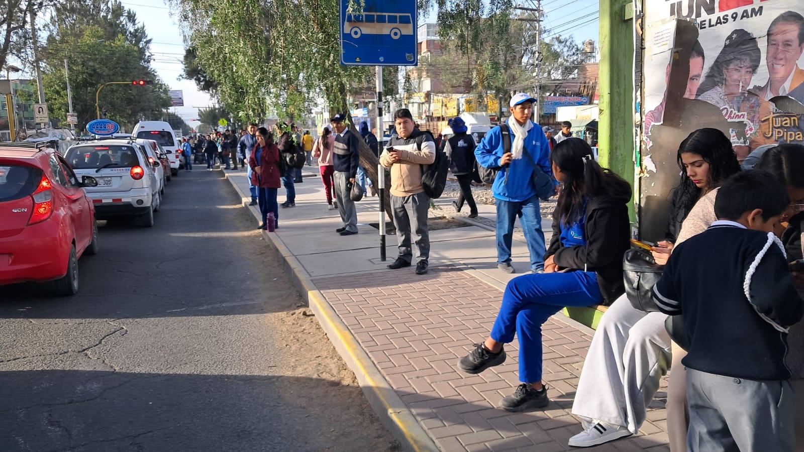 Estudiantes y pobladores esperan unidades en los paraderos para retornar a sus viviendas (Foto: Omar Cruz/@photo.gec)