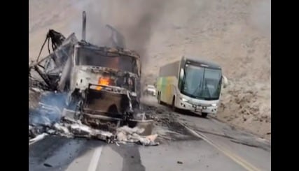 Tráiler cargado de plátano se incendia en la Panamericana Sur de Atico. (Foto: Camaná Go)