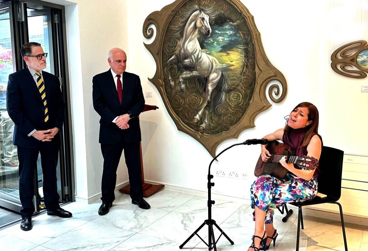 La también destacada cantautora, exhibe muestra individual en la Embajada Peruana de ese país