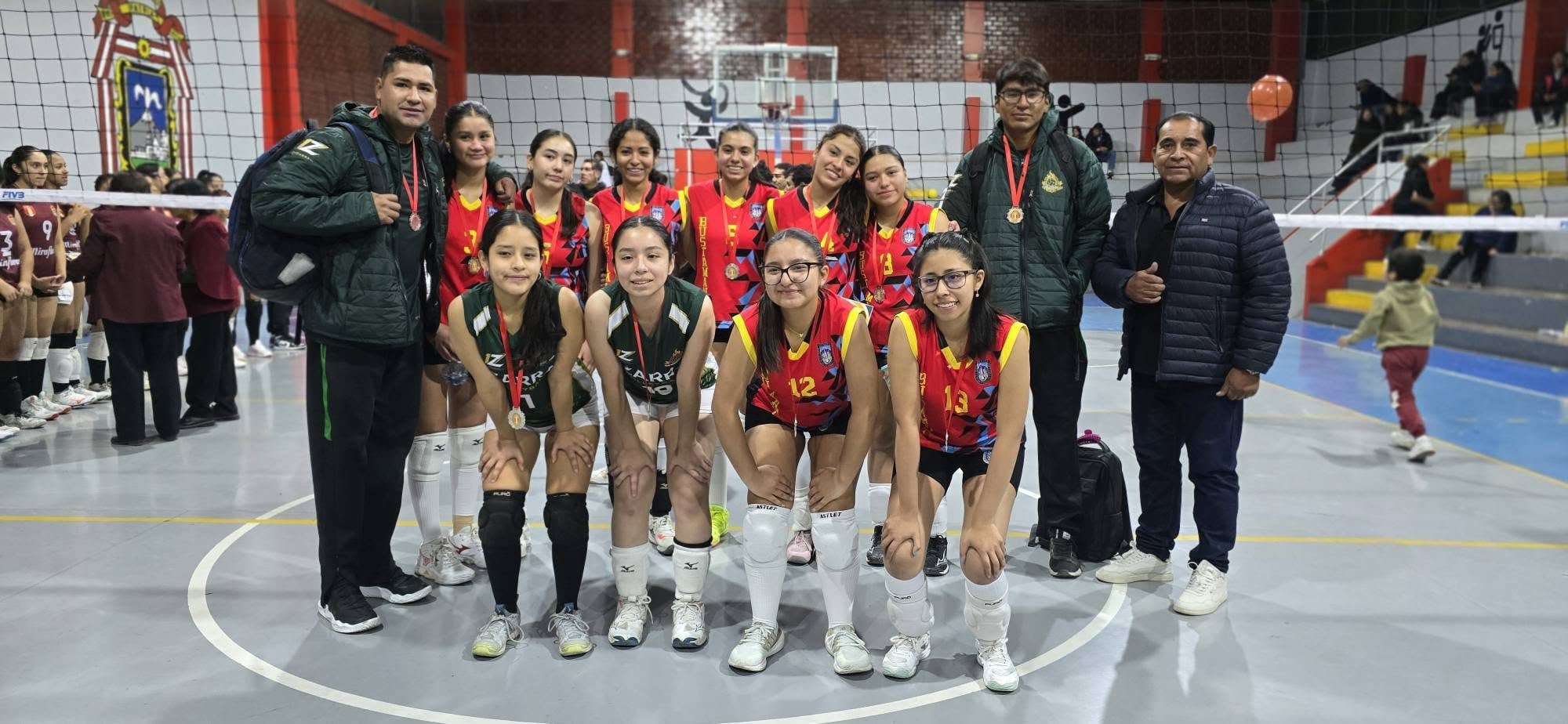 Selección de José Luis Bustamante y Rivero en segundo lugar en Campeonato Interdistrital de Voleibol Damas U-17 en Arequipa. Foto: Dato Agencia.