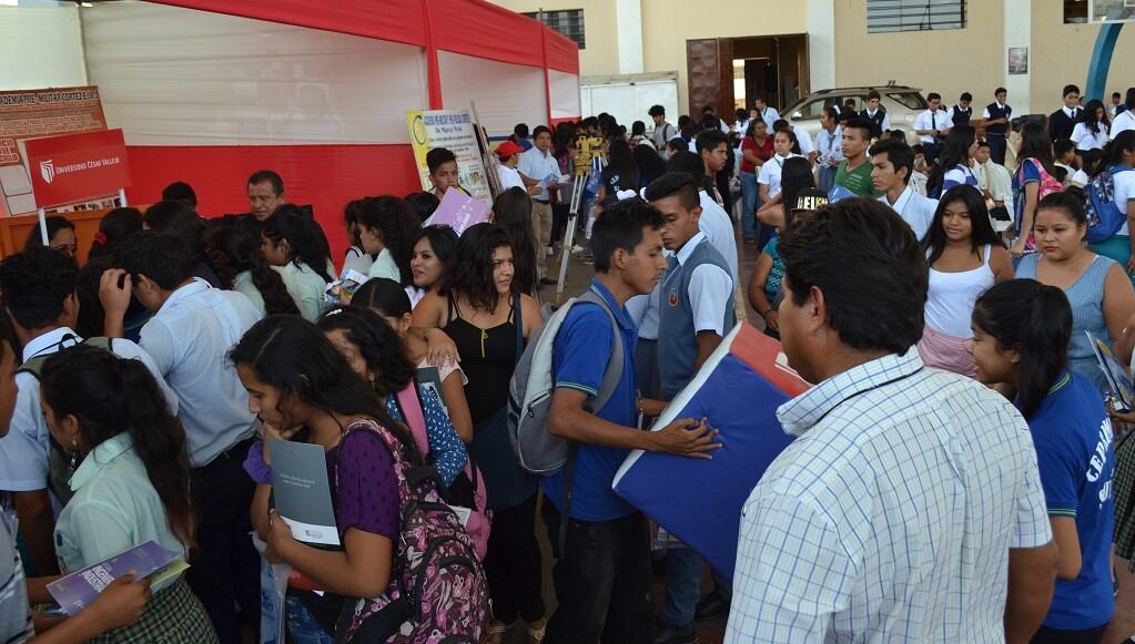 Evento denominado “Encuentra la carrera profesional de tu futuro” fue realizado en la Plaza de Armas