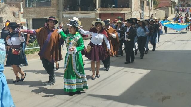 Huancavelicanos conmemoran aniversario con festiva comparsa