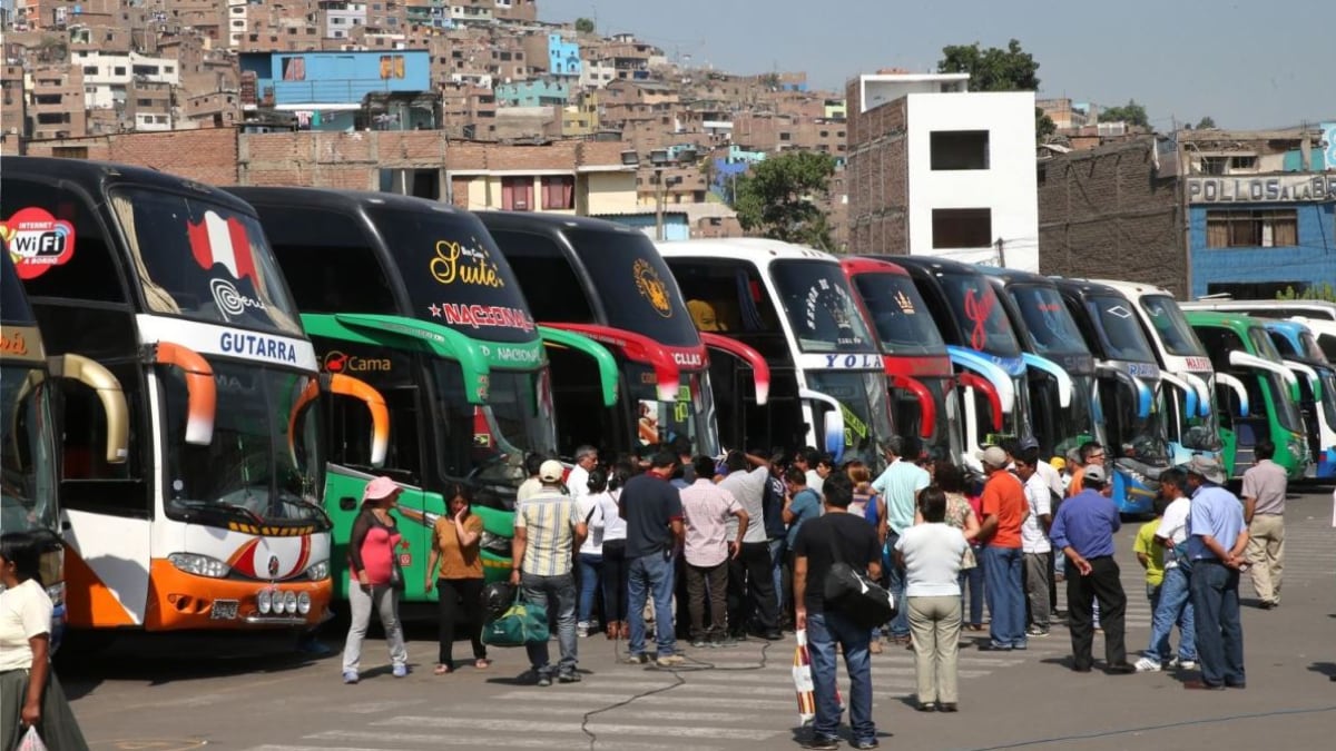 El incremento de precios se registra en los principales destinos del interior del país debido al feriado largo por Semana Santa. Miles de viajeros acudieron desde temprano al terminal ubicado en San Luis. (Foto: Andina)