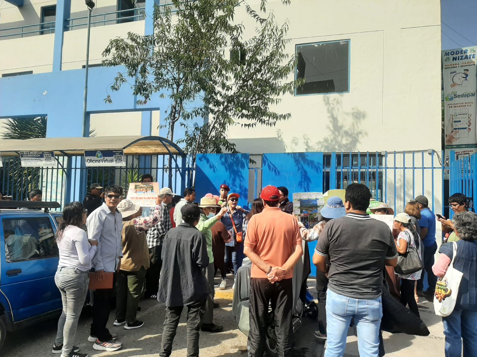 Población molesta por falta de agua, frente a la sede de Sedapar. (Foto: GEC)