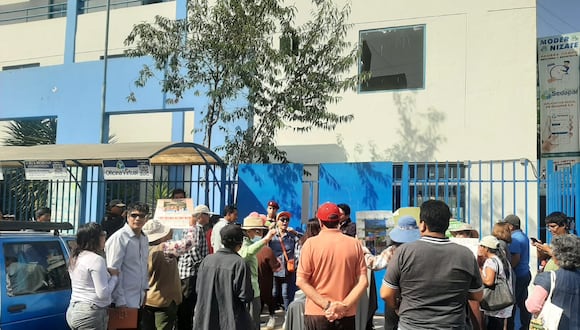 Población molesta por falta de agua, frente a la sede de Sedapar. (Foto: GEC)