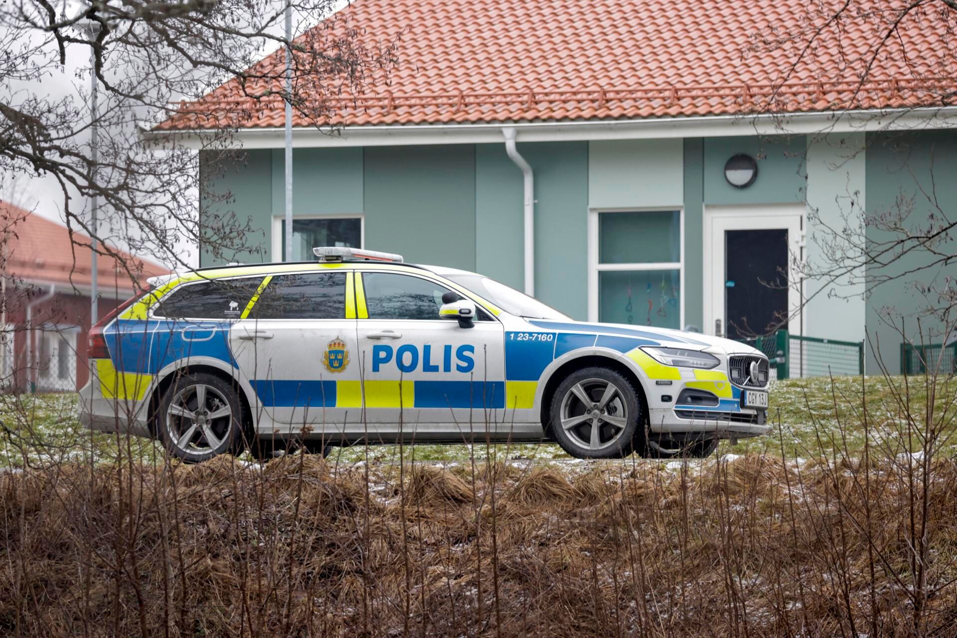 Las imágenes del lugar muestran gran presencia policial con ambulancias y vehículos de emergencia. (Suecia) EFE/EPA/Kicki Nilsson SWEDEN OUT