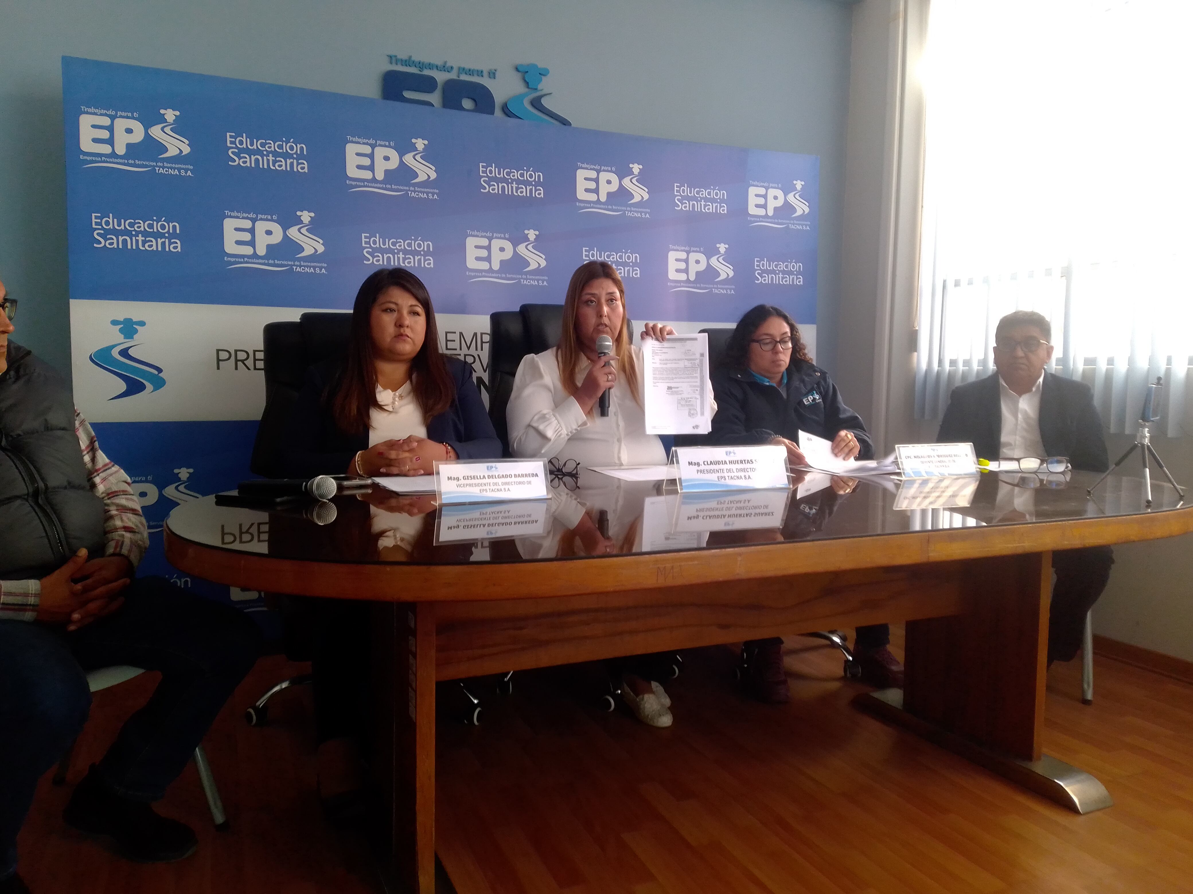 Representantes de la empresa de agua solicitan respeto a la institucionalidad y exhortan a trabajar en unidad. (Foto: Adrian Apaza)