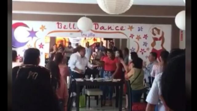 Alcalde de Trujillo es captado sin mascarilla mientras celebraba el cumpleaños de su esposa (VIDEO)