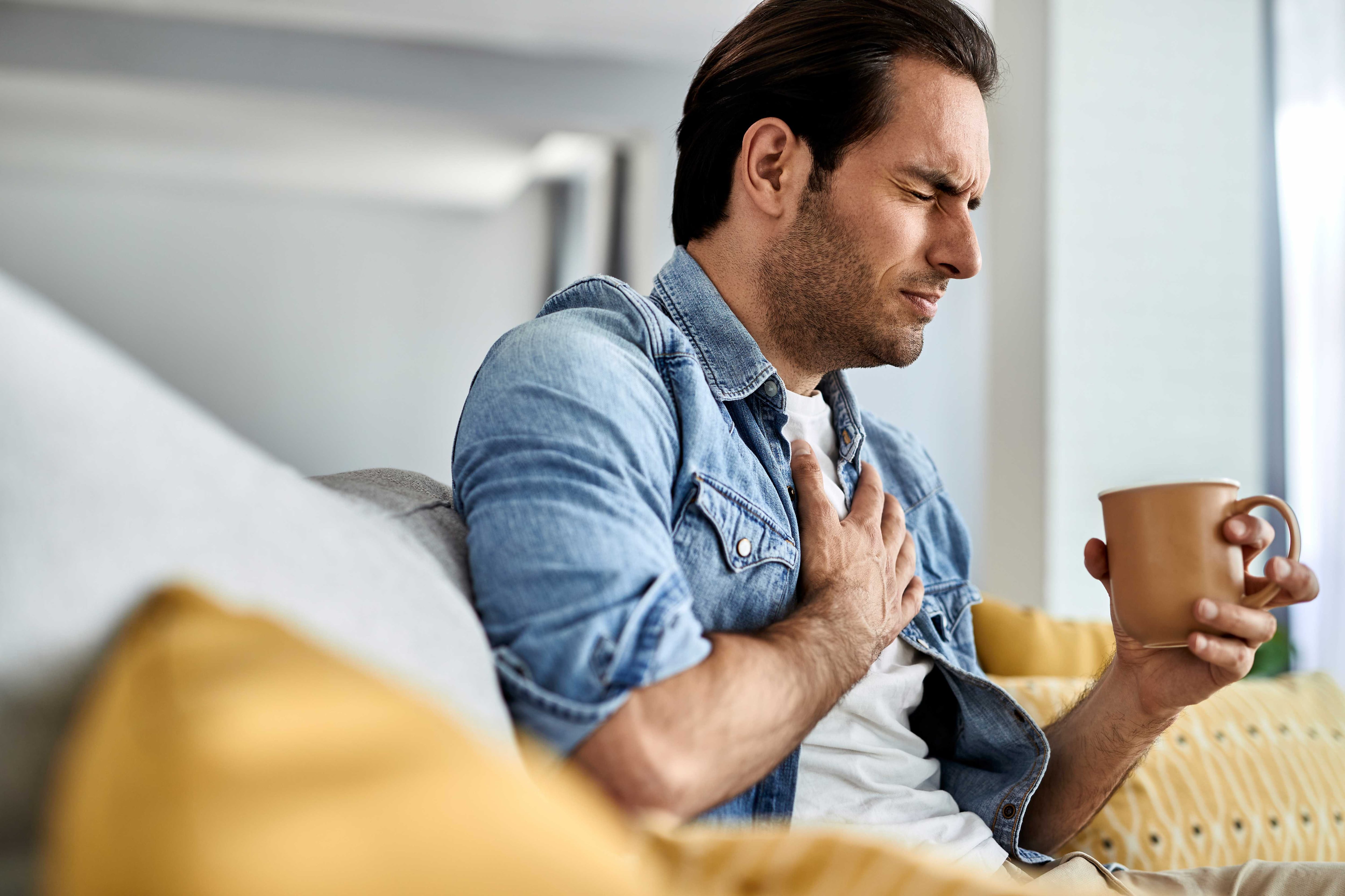 Dolor en el pecho, falta de aire, sudoración y mareos pueden presentarse tanto durante episodios de ansiedad como ante problemas cardiovasculares. Un especialista explica cuándo buscar atención médica.