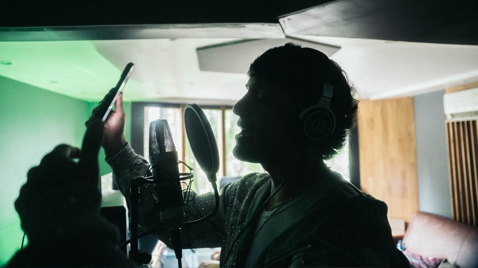 Con “Round 2: Fue culpa del verano”, EMIL continúa ampliando el concepto de su proyecto musical.