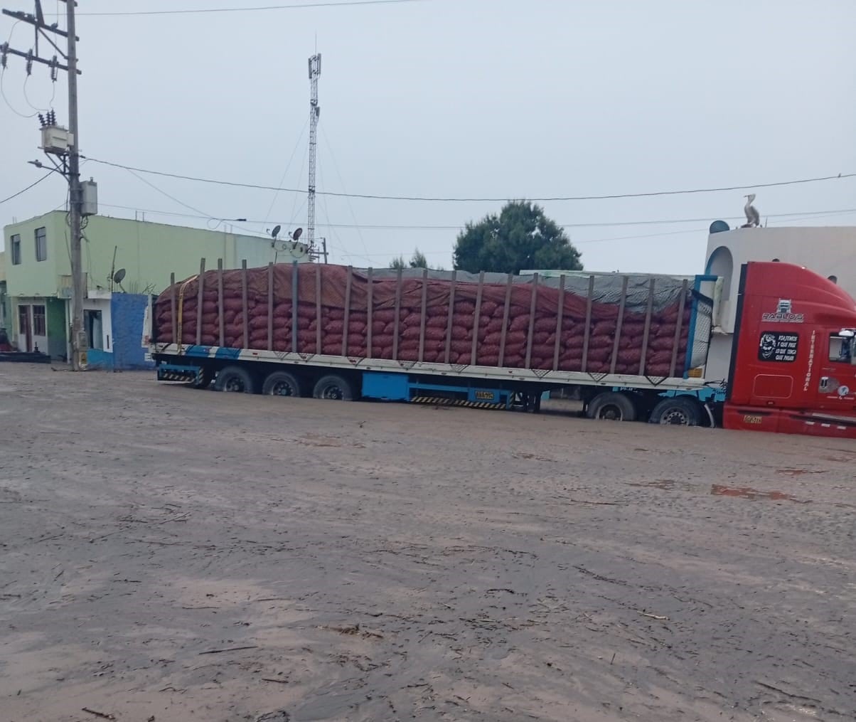 El lodo impide el tránsito vehicular por la vía nacional (Foto: Marta Nancy Camana)
