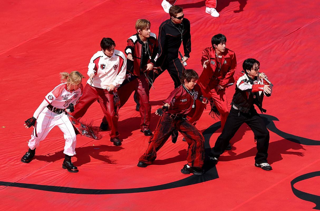 BTS hace historia con una icónica presentación en el show de medio tiempo en la final del Mundial 2026. (Foto: FLORENCIA TAN JUN /AFP)
